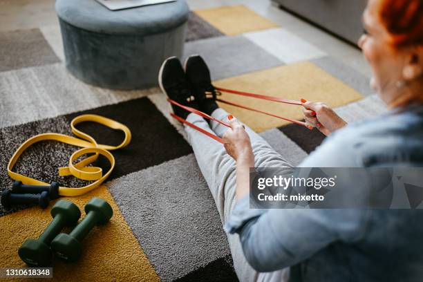 jetzt beide beine - gummiband stock-fotos und bilder