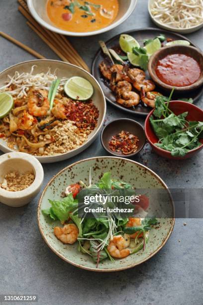 klassische thai-gerichte - streetfood stock-fotos und bilder