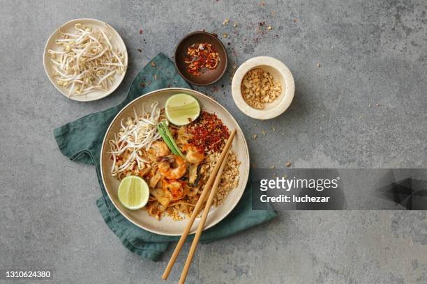authentic classic pad thai - lime overhead stock pictures, royalty-free photos & images