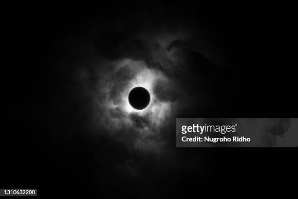 perfect eclipse - 日食 ストックフォトと画像