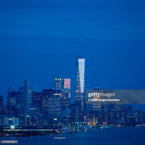 lower manhattan skyline at sunset, ny, usa - one world trade center night stock pictures, royalty-free photos & images