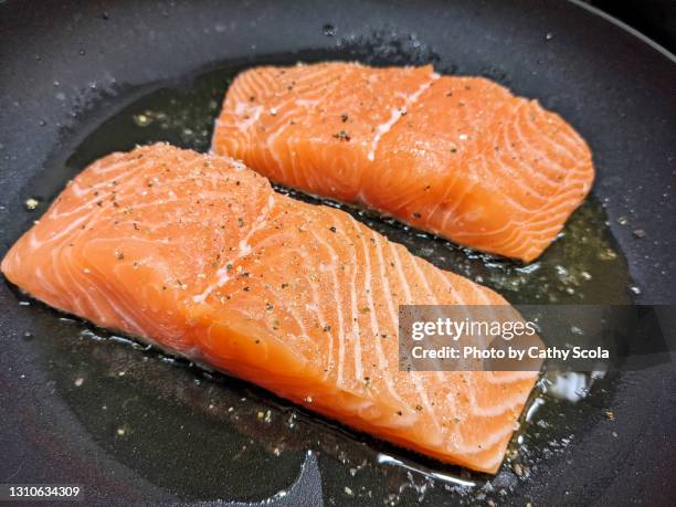 salmon - salmon steak stockfoto's en -beelden