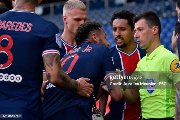 Neymar Jr of Paris Saint-Germain gets a second yellow card from referee Benoit Bastien after a foul on Tiago Djalo of Lille OSC during the Ligue 1...