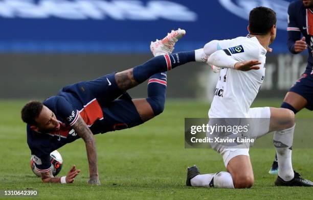 Neymar Jr of Paris Saint-Germain is slash by Benjamin Andre of Lille OSC during the Ligue 1 match between Paris Saint-Germain and Lille OSC at Parc...