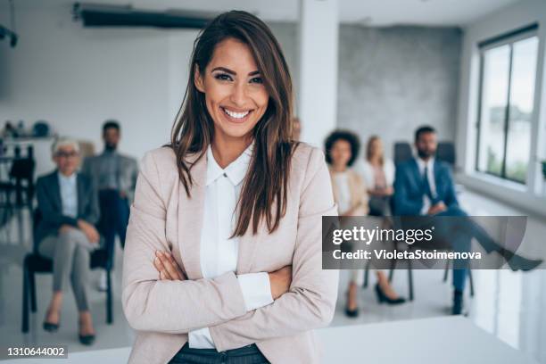glimlachende openbare spreker voor haar collega's in conferentiezaal. - best before stockfoto's en -beelden