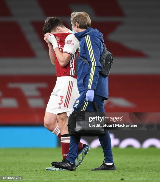 Jordan Reece Physiotherapy On Sports Field Photos and Premium High Res Pictures ...