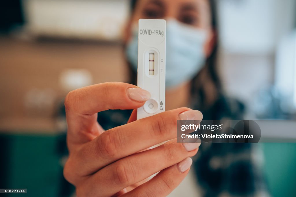 Resultado positivo de la prueba mediante el uso de un dispositivo de prueba rápida para COVID-19.