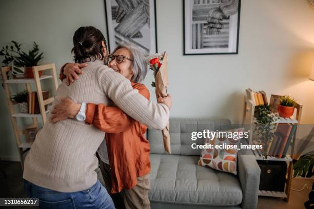 sono così felice di vederti - sorpresa regalo foto e immagini stock