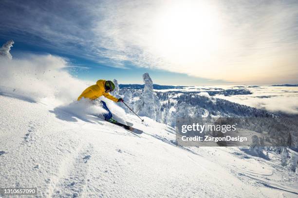 poederskiën - alpineskiën stockfoto's en -beelden