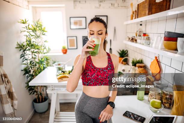 es ist zeit für das training - avocado smoothie stock-fotos und bilder