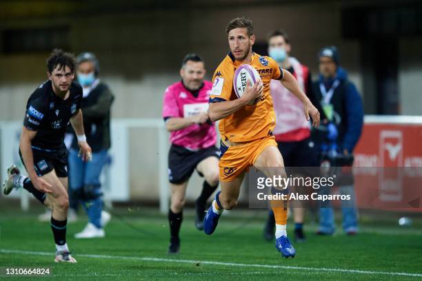 Vincent Rattez of Montpellier runs with the ball during the Round of 16 Challenge Cup match between Montpellier and Glasgow Warriors at GGL Stadium...