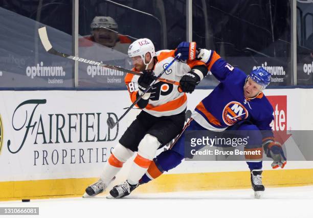 Claude Giroux of the Philadelphia Flyers and Leo Komarov of the New York Islanders battle for the puck during the second period at the Nassau...