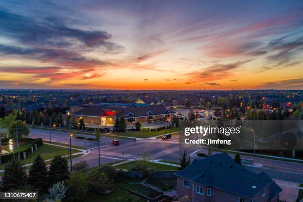 luftaufnahme der rutherford road und islington ave., freistehendes und duplexhaus in woodbridge in vaughan, ontario, kanada - ontario canada stock-fotos und bilder