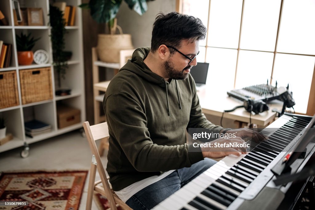 Compositeur de musique travaillant en studio