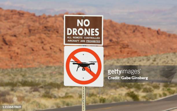 signs : no drones - zone d'exclusion aérienne photos et images de collection