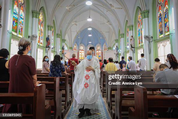 Catholic Congregation Photos and Premium High Res Pictures - Getty Images