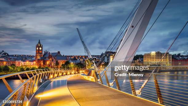 noord-ierland derry the peace bridge river foyle night panorama londonderry - derry northern ireland stockfoto's en -beelden