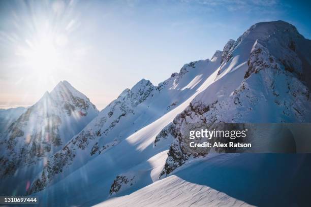 snow covered serratus mountain in british columbias tantalus range - whistler stockfoto's en -beelden