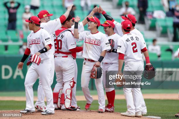 Landerds players celebrate after winning during the KBO League game between SSG Landers and Lotte Giants at SSG Landers Field on April 04, 2021 in...