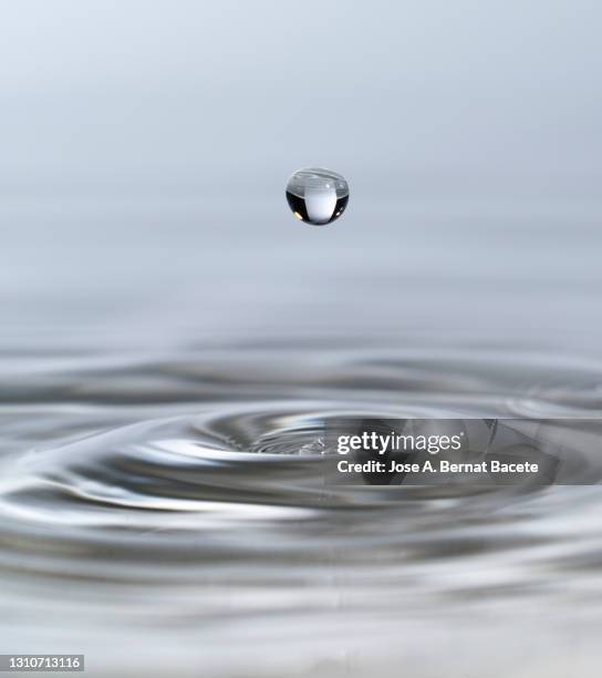 impact of drop of water on a liquid surface with a white background. - onde sinusoïdale photos et images de collection