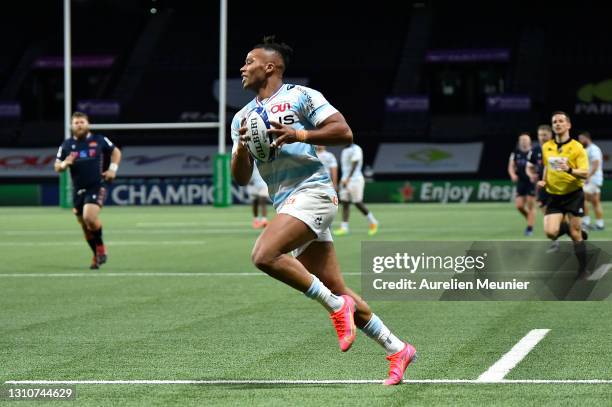 Teddy Thomas of Racing 92 breaks with the ball to score his team's fifth try during the Round of 16 Champions Cup match between Racing 92 and...