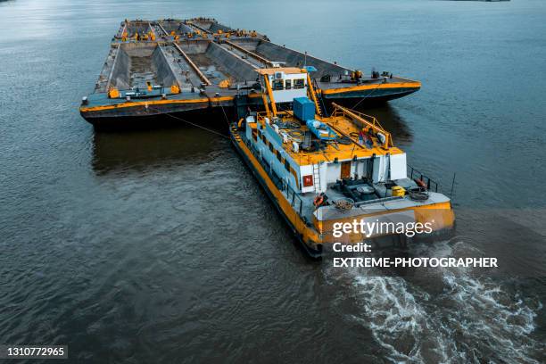 vue aérienne du remorqueur poussant une barge lourde - péniche-commerciale photos et images de collection