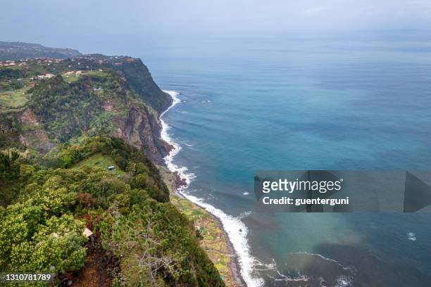 vista aérea de la costa norte de la isla de madeira, atlántico - cape verde fotografías e imágenes de stock