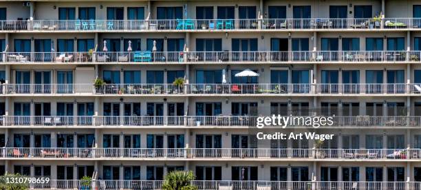 edificio residencial abstracto - building story fotografías e imágenes de stock