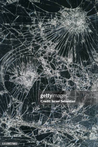 close-up view of a cell phone screen broken into a thousand pieces - broken 個照片及圖片檔