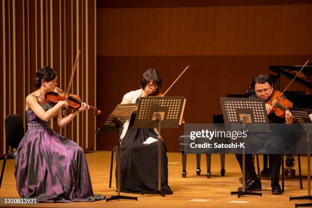 クラシック音楽コンサートでヴァイオリンとヴィオラを演奏するミュージシャン - violin ストックフォトと画像