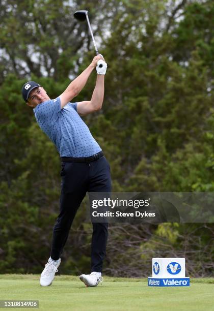 Jordan Spieth plays his shot from the 15th tee during the final round of Valero Texas Open at TPC San Antonio Oaks Course on April 04, 2021 in San...