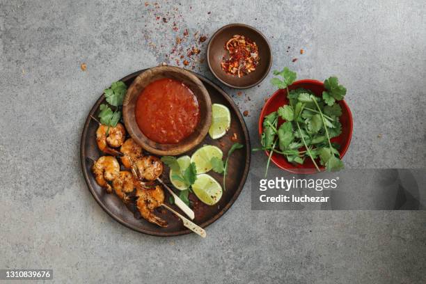 thai garnelen satay - food flatlay stock-fotos und bilder