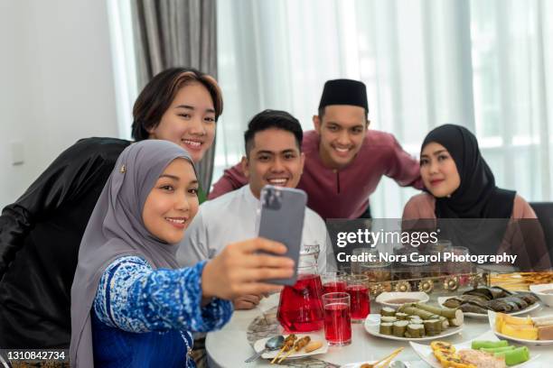 taking group selfie hari raya ramadan eid mubarak ul fitr celebration - hari raya celebration stock-fotos und bilder