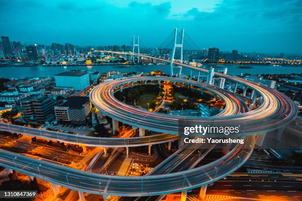 shanghai nanpu bridge at night - shanghai aerial view motorway skyline stock-fotos und bilder