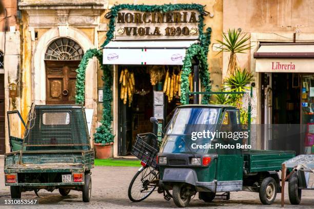 een paar kenmerkende auto's van de aap in de vierkantsmarkt campo de fiori in het centrum van rome - italiaanse gerechten stockfoto's en -beelden