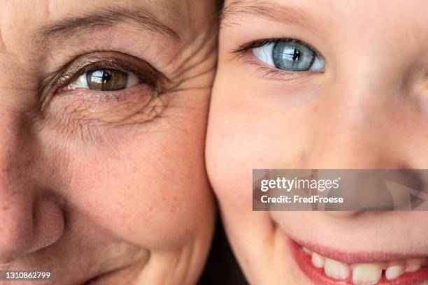 oud &amp; jong - hogere vrouw en meisje - gezichten die samen worden gedrukt - old skin stockfoto's en -beelden