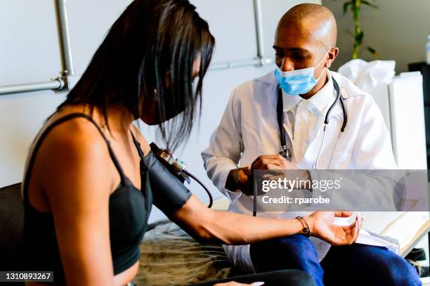 一個黑人醫生用聽診器對一個轉基因婦女做檢查 - black transgender 個照片及圖片檔