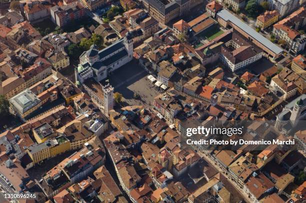 veduta aerea del centro di trento - veduta aerea stockfoto's en -beelden