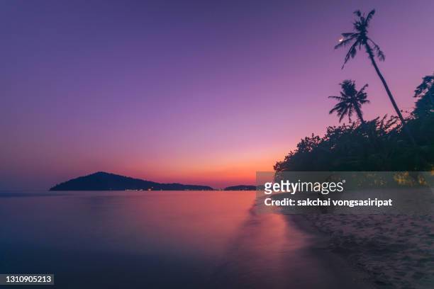 tropical beach during sunset at koh chang island in thailand, asia - praia noite imagens e fotografias de stock