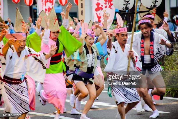 kawasaki awa odori, awa dance festival - tanztruppe stock-fotos und bilder
