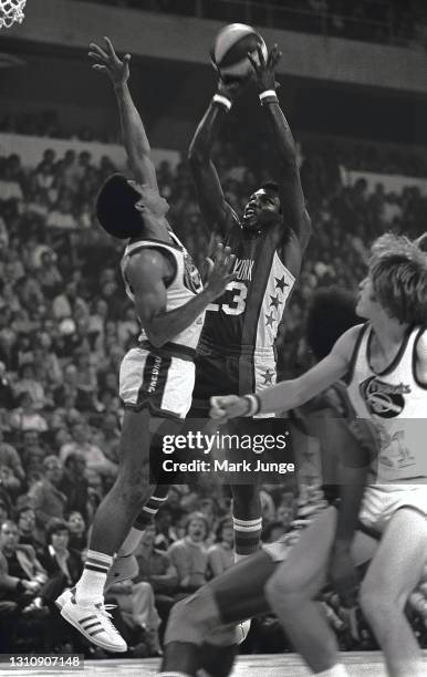 Denver Nuggets guard Chuck Williams defends against a jump shot by John Williamson of the New York Nets during an ABA basketball game between the...