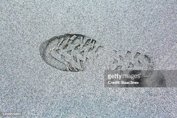 single shoe print in the sand - schuhabdruck stock-fotos und bilder