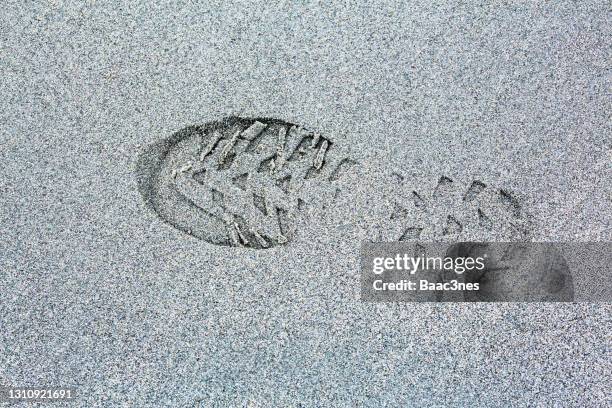 single shoe print in the sand - empreinte de chaussures photos et images de collection