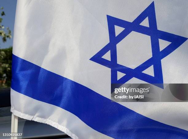 close-up of the israeli flag and star of david at yom ha'atzma'ut / independance day - estrela de david - fotografias e filmes do acervo