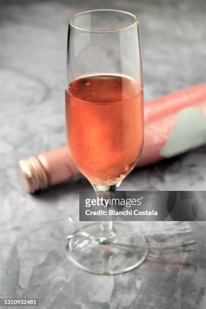glass of champagne - bottle champagne from above stock-fotos und bilder