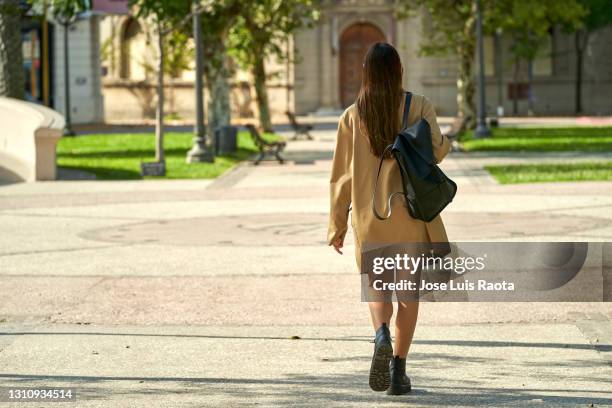 back view of businesswoman walking - de atrás hacia adelante fotografías e imágenes de stock