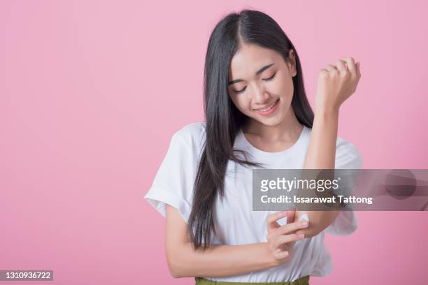 close-up of a woman takes care of his elbow using cosmetic cream. - elbow stockfoto's en -beelden