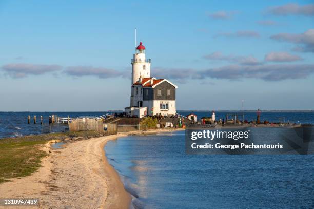 lighthouse on marken island, holland - marken stockfoto's en -beelden