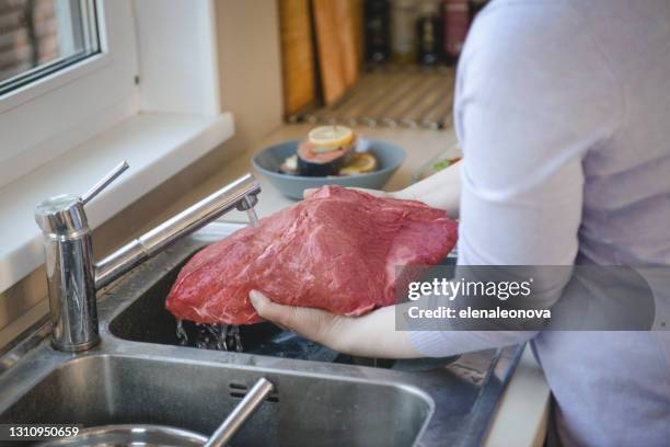 donna che cucina in cucina (manzo) - lava foto e immagini stock