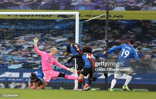 James Rodriguez of Everton scores their team's first goal past Patrick van Aanholt, Jairo Riedewald and Vicente Guaita of Crystal Palace during the...